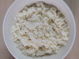 2、酱香肉炒饭,米饭盛入碗中打松散
