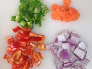 3、酱香肉炒饭,配菜洗净切丁待用