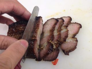 4、酱香肉炒饭,加热好的酱香肉切片