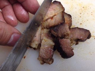 5、酱香肉炒饭,再切成丁状