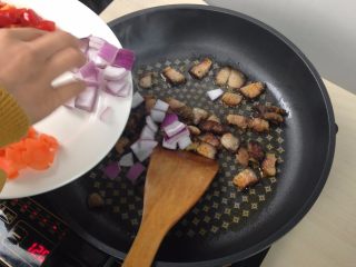 6、酱香肉炒饭,酱香肉放入锅中翻炒片刻后依次加入配菜翻炒片刻