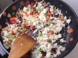 7、酱香肉炒饭,倒入米饭炒均匀