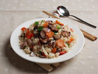 8、酱香肉炒饭,炒好后的米饭装盘即可享用