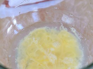 1、花朵紫薯面包,将蛋液倒入厨师机内胆中,加入水、糖和盐。