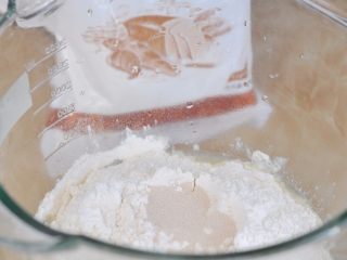 2、花朵紫薯面包,倒入面包粉。最上面加入干酵母。