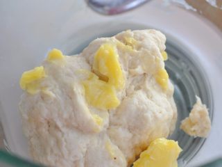 3、花朵紫薯面包,启动厨师机2档，将材料揉成团状。