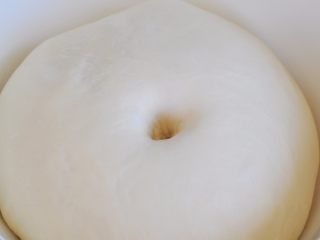 5、花朵紫薯面包,将面团滚圆后，表面覆盖保鲜膜，发酵45分钟。