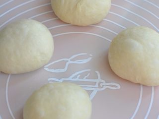 6、花朵紫薯面包,将面团排气后分割成四份，滚圆后静置10分钟。