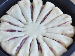 11、花朵紫薯面包,用剪刀，将面皮边缘剪开，均匀的剪成16等份，中间要留些距离。