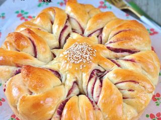 14、花朵紫薯面包,出炉晾凉。