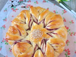 15、花朵紫薯面包,成品。