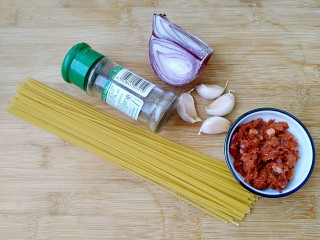 1、花样面条+黑胡椒蒜香意面,准备食材。