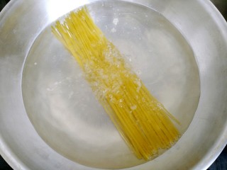 3、花样面条+黑胡椒蒜香意面,水开后，放入意面。