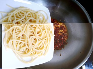 12、花样面条+黑胡椒蒜香意面,倒入煮好的意面，翻炒均匀。