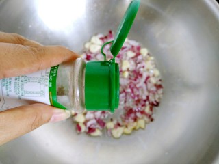 10、花样面条+黑胡椒蒜香意面,加入黑胡椒粉（黑胡椒碎更好）。