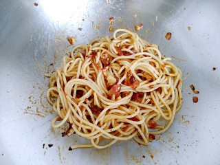 14、花样面条+黑胡椒蒜香意面,快速翻炒均匀即可出锅装盘！