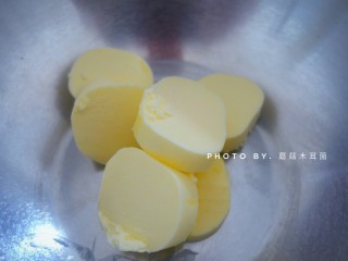 1、香酥抹茶曲奇,称重120g黄油切块，放在容器内室温软化。软化到手指可以轻易戳一个洞就可以了，不要过度软化。