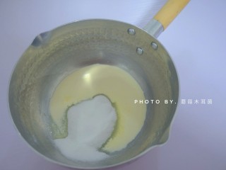 2、香酥抹茶曲奇,小锅中倒入40g淡奶油，加入50g细砂糖和1g盐。细砂糖的量可根据自己的口味增减，盐的量不需要那么精准，手指头拈一小撮即可。