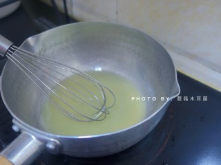 3、香酥抹茶曲奇,开小火将淡奶油加热，用蛋抽持续搅拌防止糊底，加热至细砂糖基本融化停止，彻底放凉备用。