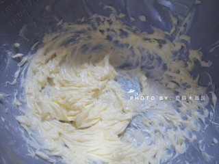 4、香酥抹茶曲奇,打蛋器打发软化好的黄油，不时观察黄油的状态，黄油明显发白且体积变大时，加入冷却的淡奶油与细砂糖混合物，开低速搅打，成为顺滑的黄油糊。