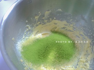 5、香酥抹茶曲奇,依次筛入低粉、杏仁粉与抹茶粉。