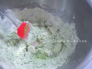 6、香酥抹茶曲奇,用硅胶刮刀搅拌到均匀到没有干粉。这个过程需要耐心，一开始你会遇到图上这个状态，完全看不出是要做曲奇的样纸。