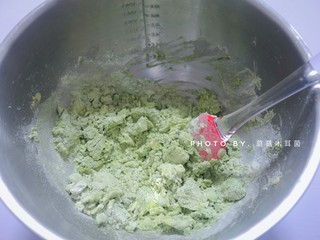 7、香酥抹茶曲奇,慢慢就会变成上图这样，是不是看到了曙光。不要放弃干巴爹，继续搅拌。