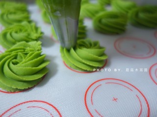 9、香酥抹茶曲奇,将裱花嘴放进裱花袋中，再将面糊灌进裱花袋，按照自己喜欢的形状和大小开始挤曲奇。这个配方非常好挤，而且我用了稍有厚度的防爆裱花袋，一点问题都没有。裱花嘴我用的是中号八齿，供参考。