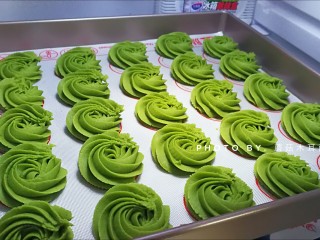 11、香酥抹茶曲奇,挤好的曲奇进冰箱冷藏二十分钟，这样会让烤完后的花纹更立体。冷藏的同时烤箱调整到120℃开始预热。