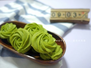 12、香酥抹茶曲奇,将冷藏好的曲奇放入预热好的烤箱，120℃烤40分钟出炉。这里的温度与烘烤时间和一般的曲奇不太一样，因为高温烘烤会很快上色，成品会发黄，温度调低、时间增长，可以保证烤出的曲奇颜色更绿。这是为了颜值考虑啦！