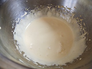 2、手指饼干,打发至蛋黄颜色偏白