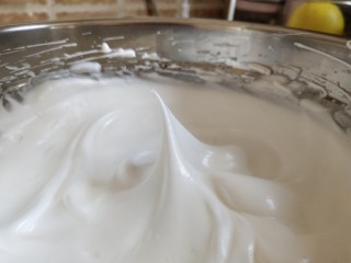 3、手指饼干,蛋清加入几滴柠檬汁打发至粗泡再加入65克细砂糖打发至干性发泡，有尖角