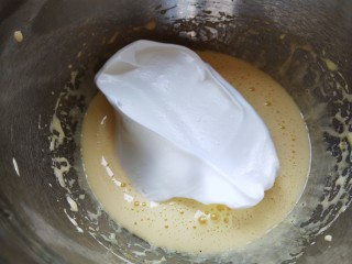 4、手指饼干,取三分之一蛋白加入蛋黄中拌匀