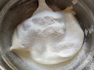 6、手指饼干,筛入90克低筋面粉，一定要过筛