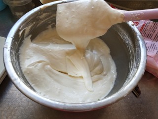 7、手指饼干,用刮刀拌匀无干粉和颗粒