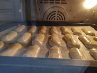 10、手指饼干,烤箱上下火160度烘烤15分钟