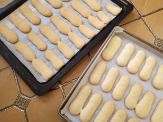 11、手指饼干,观察表面上色均匀即可，如果颜色浅还可以追加时间