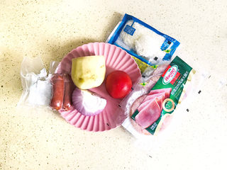 1、培根火腿披萨,准备好食材