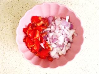 7、培根火腿披萨,面团发酵时，可以准备蔬菜，西红柿和洋葱洗净，切成小块