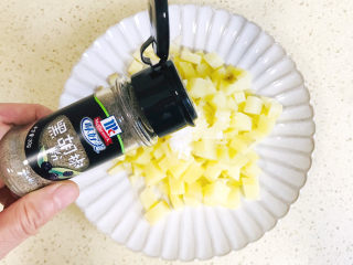 13、培根火腿披萨,撒上盐和黑胡椒粉，腌制入味