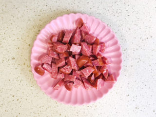 15、培根火腿披萨,香肠用水冲洗干净，切成香肠丁