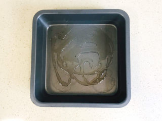 17、培根火腿披萨,取一个烤盘，淋上少许橄榄油，摇匀