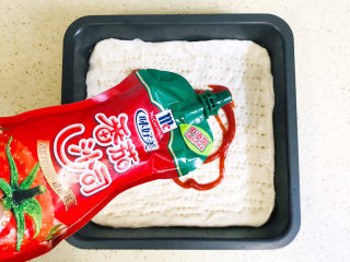 20、培根火腿披萨,挤上番茄酱