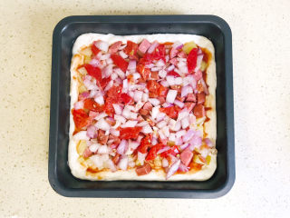 24、培根火腿披萨,将西红柿丁和洋葱丁平铺好，用手压平