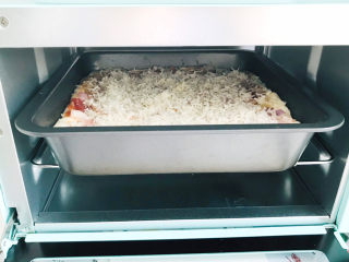 28、培根火腿披萨,送进已经预热好的烤箱，200度，20分钟