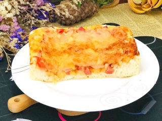 32、培根火腿披萨,看看横断面，四周高，中间低，起到盆底的作用