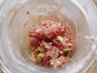 1、福鼎肉片,生姜切碎与肉糜一同放入搅拌机