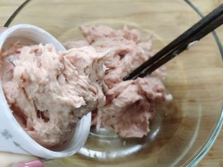 2、福鼎肉片,将肉泥放入大碗里