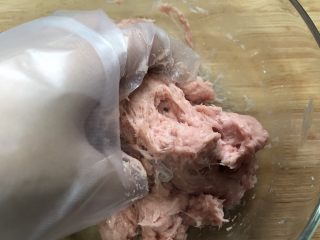 3、福鼎肉片,加入盐、糖、鸡精，将调料与肉泥抓均匀