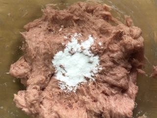 4、福鼎肉片,放入泡打粉，继续搅拌两分钟至均匀